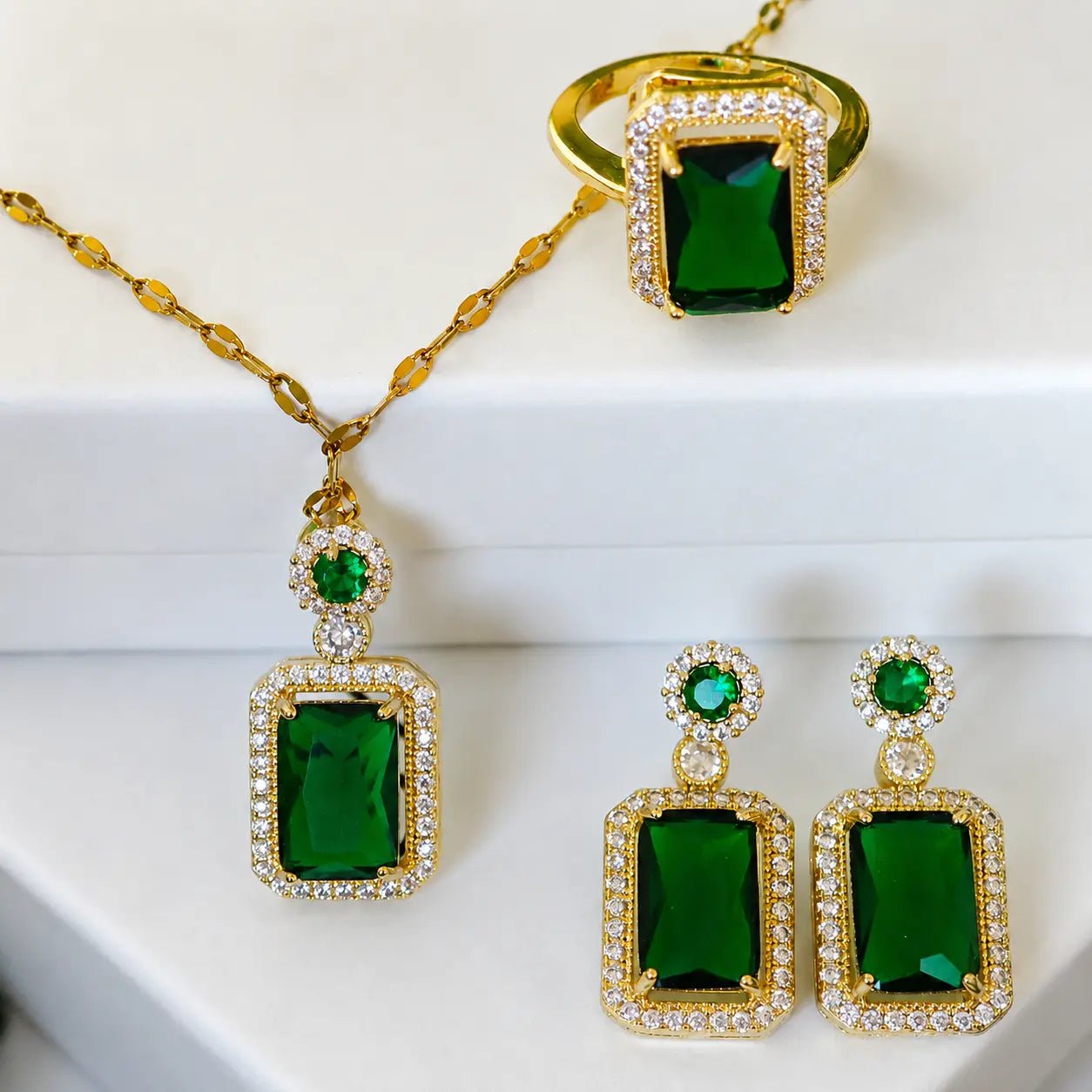 3 PIEZAS AL PRECIO DE 1 - CONJUNTO ESMERALDA🎁 - Amelia Joyería